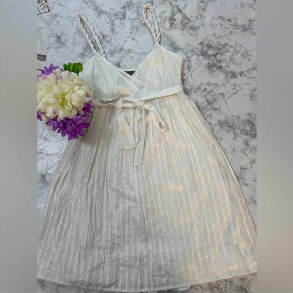 Elegant White Sleeveless Dress